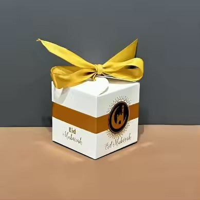 Eid Mubarak æske hvid m. guld sløjfe 8 stk sæt